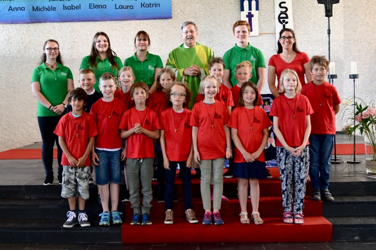 13 neue Minis wurden am 17. Juni bei der Ministrantenaufnahme feierlich aufgenommen.