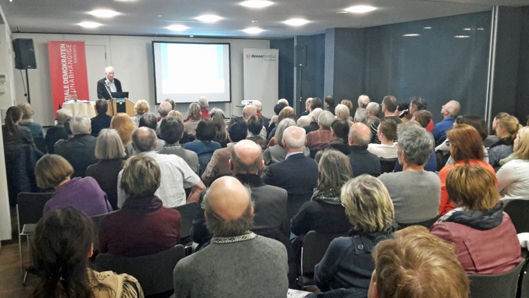 Saal bis auf den letzten Platz gefüllt