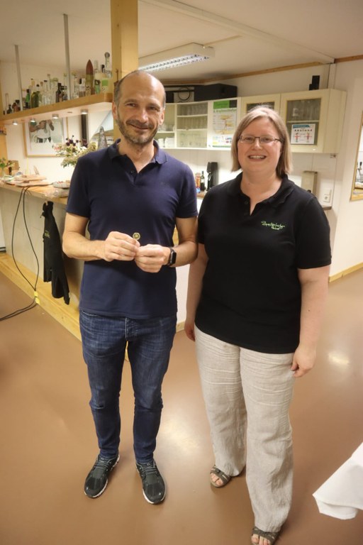 Schützenkönig Reinhard Schedler mit Sportleiterin Melanie Lutz