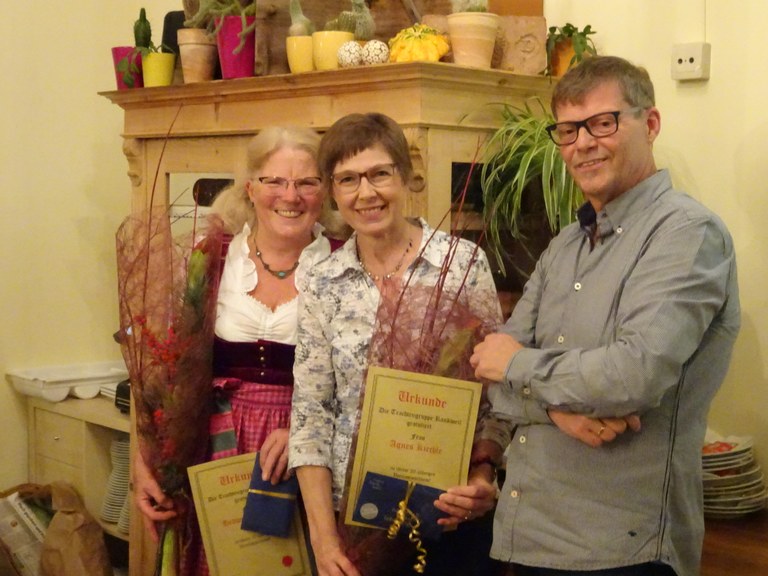Die Geehrten Hedwig Allgäuer und Agnes Kiechle mit Obmann Peter Deisl.