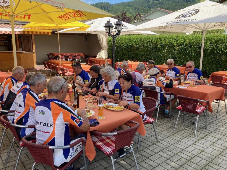 Die Hobbygruppe beim Mittagessen