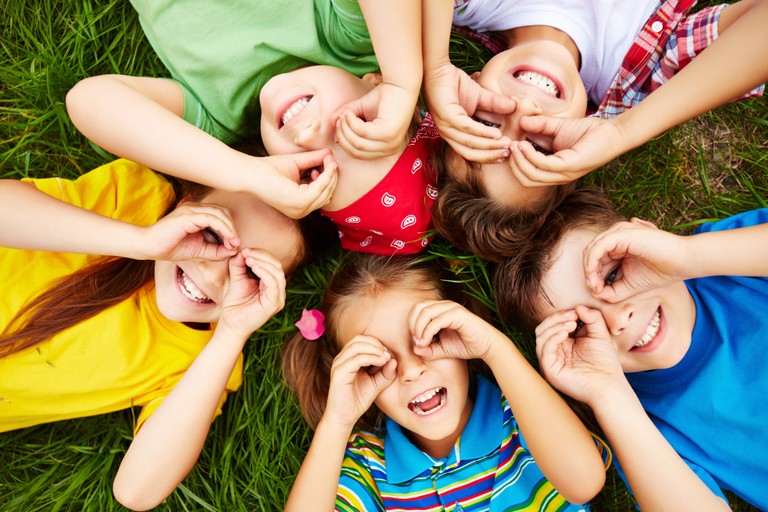 Kinder spielen im Gras @freepik