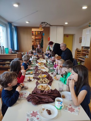 Adventstisch mit Kindern und Gästen.jpg