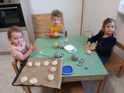Hier werden Brötle für das Erntedankfest und für das Elterncafe gebacken.jpg
