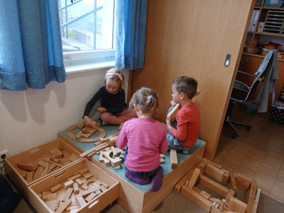 In der Bauecke entstehen tolle Gemeinschaftsbauwerke.jpg