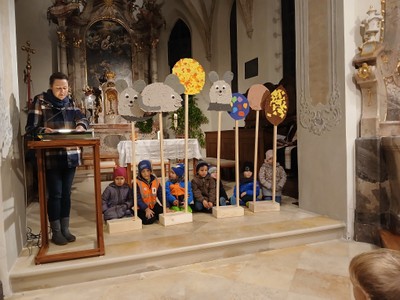 Kindergartenkinder in der Kirche Vorführung Frederic die Maus.jpg