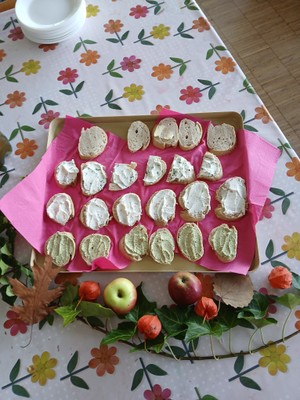 Leckere Brötle fürs Elterncafe. Die Aufstriche haben die Kinder selbst gemacht.jpg