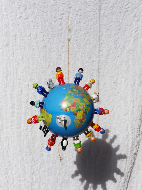 Weltkugel mit Mensch und Tier © Mario Rüf