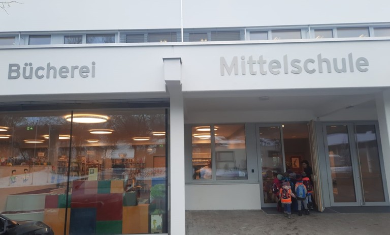 Kinder beim Eingang zur Bücherei