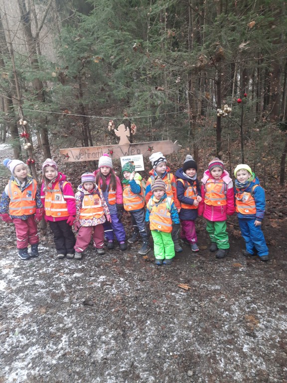 Kinder beim Eingang zum Weihnachtswald