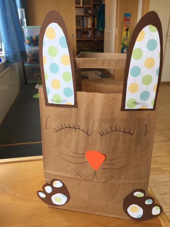 Osterhase aus einer Papiertüte gebastelt