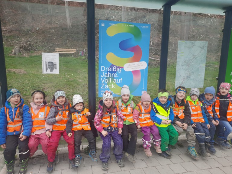 Kinder warten auf den Bus