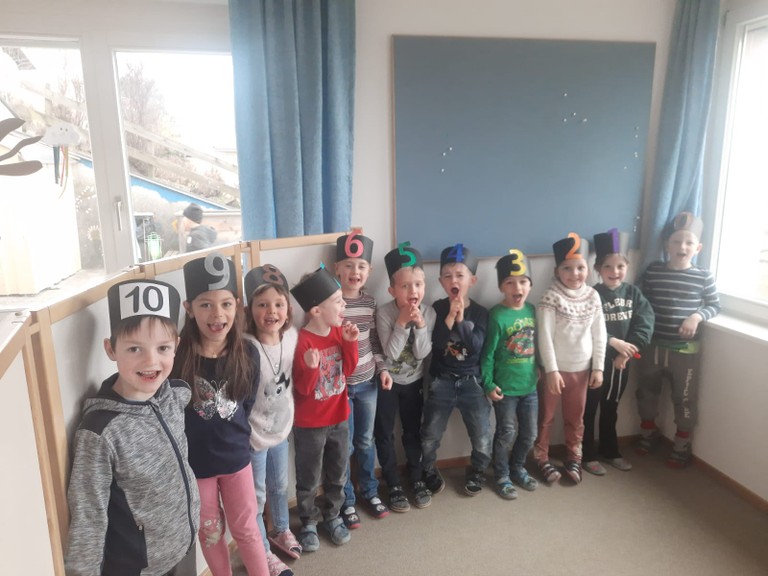 Kinder mit ihren Zahlenstirnbändern