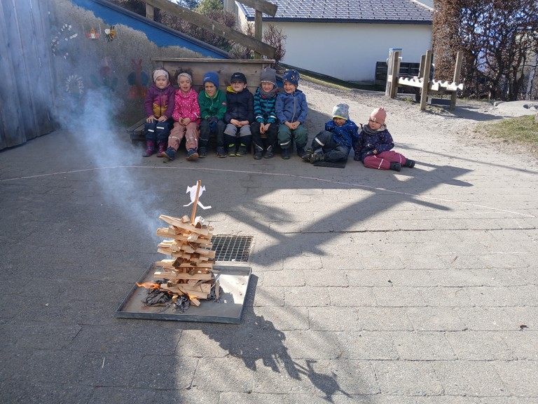 kleiner Funken vor dem Kindergarten