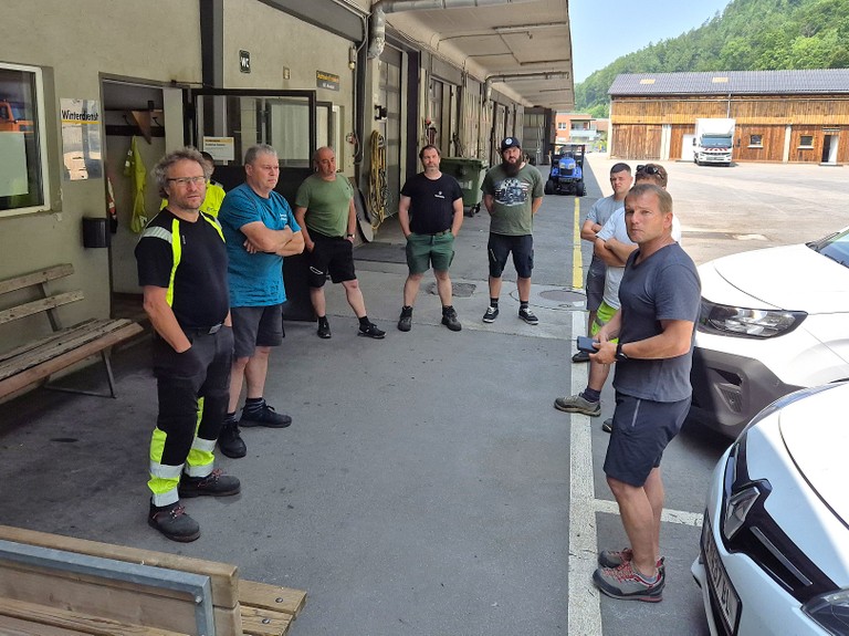 Mitarbeiter der Bauhöfe aus dem Vorderland bei der Besichtigung des Feldkircher Bauhof.