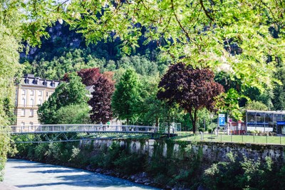 Zwischen Brücken und Ufern - Der Fluss durch die Stadt