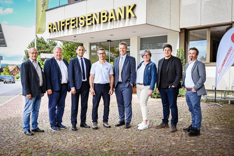 Philibert Ellensohn (Bürgermeister Viktorsberg), Karl Wutschitz (Bürgermeister Sulz), Aydin Aktas (Vorstand Raiffeisenbank Vorderland), John Ludescher (Gesundmacherei), Günther Hirschfeld (Vorstand Raiffeisenbank Vorderland), Ruth Bickel (Vizebürgermeisterin Röthis), Simon Morscher (Bürgermeister Klaus), Jürgen Bachmann (Bürgermeister Zwischenwasser) (v. l.). Foto: Udo Mittelberger