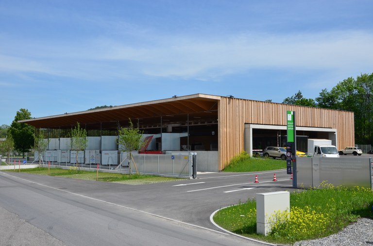 Foto © Werner Schnetzer: Beim ASZ Vorderland können über 45 verschiedene Alt- und Problemstoffe in Haushaltmengen entsorgt werden.