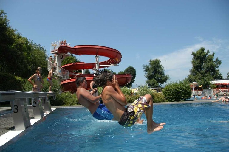 Kinder springen ins Schwimmbadbecken © Marktgemeinde Rankweil