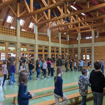 Militärmusik zu Besuch in der VS Batschuns (3).jpg