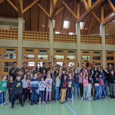 Militärmusik zu Besuch in der VS Batschuns (4).jpg