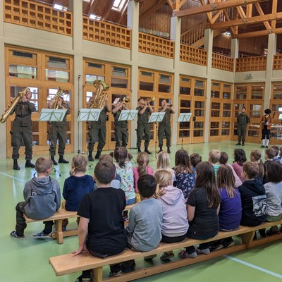 Militärmusik zu Besuch in der VS Batschuns (5).jpg