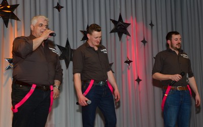 29. Schlange vor dem Damenklo.JPG