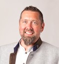 Alexander Tschofen_Portrait_web_NEU03.jpg