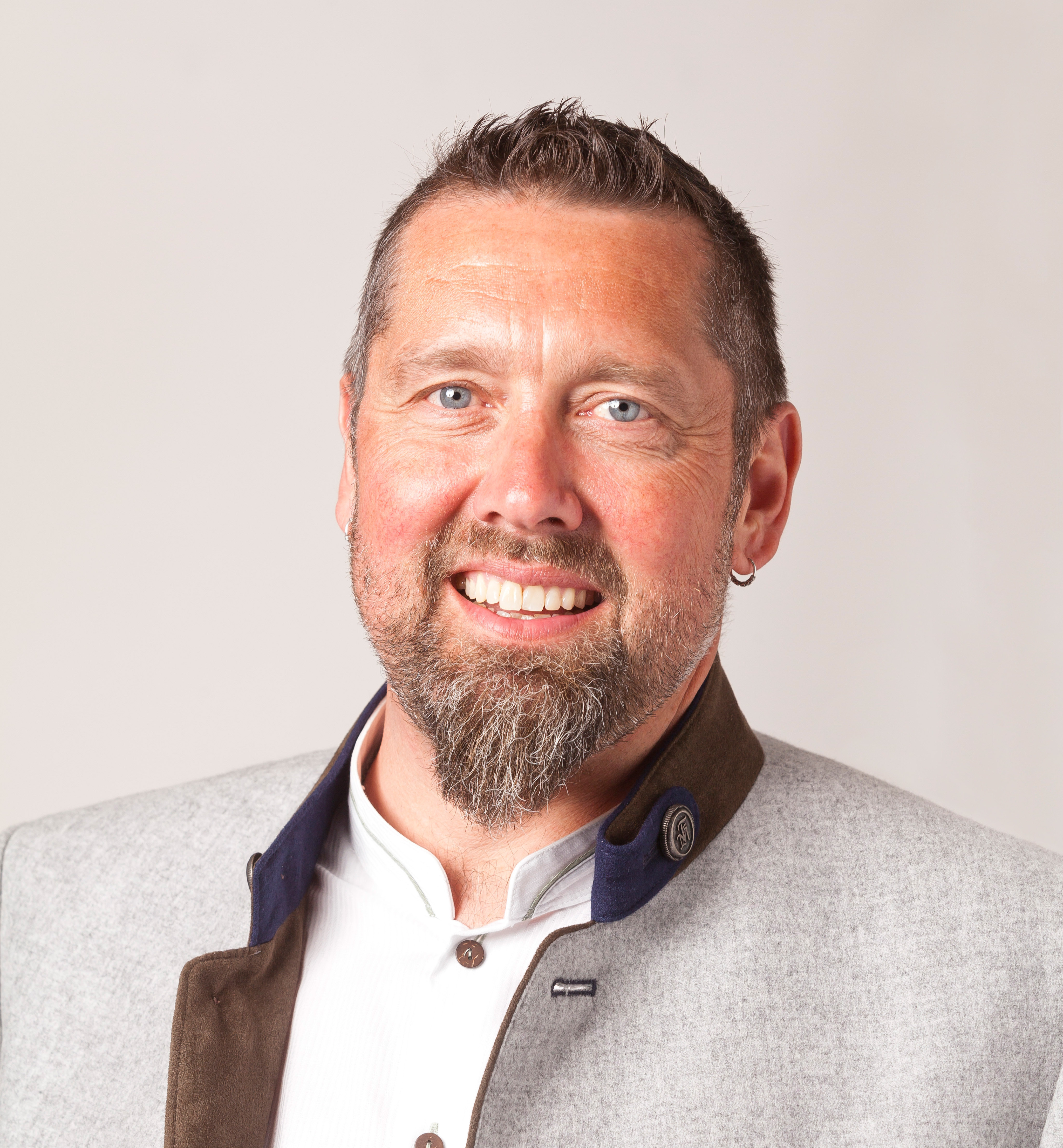 Alexander Tschofen_Portrait_web_NEU03.jpg