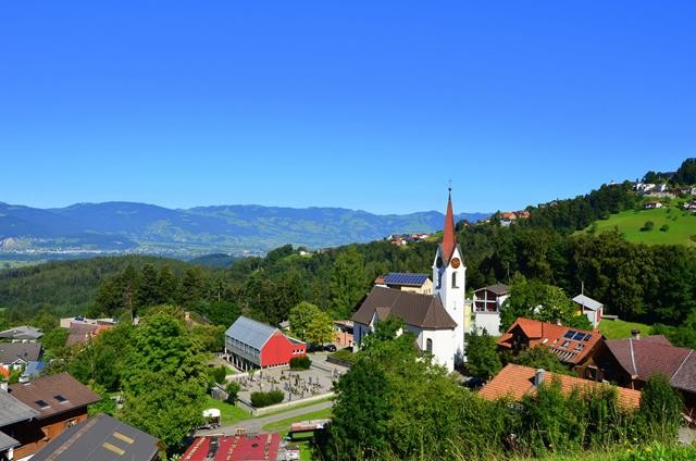 Dafins Solarschule mit Kirche Juli 2017 super (Copy).JPG