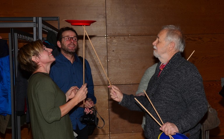 Eltern spielen mit H. Fluri  2.JPG
