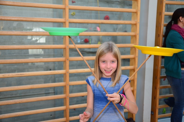 Kinder spielen mit H. Fluri  11.JPG