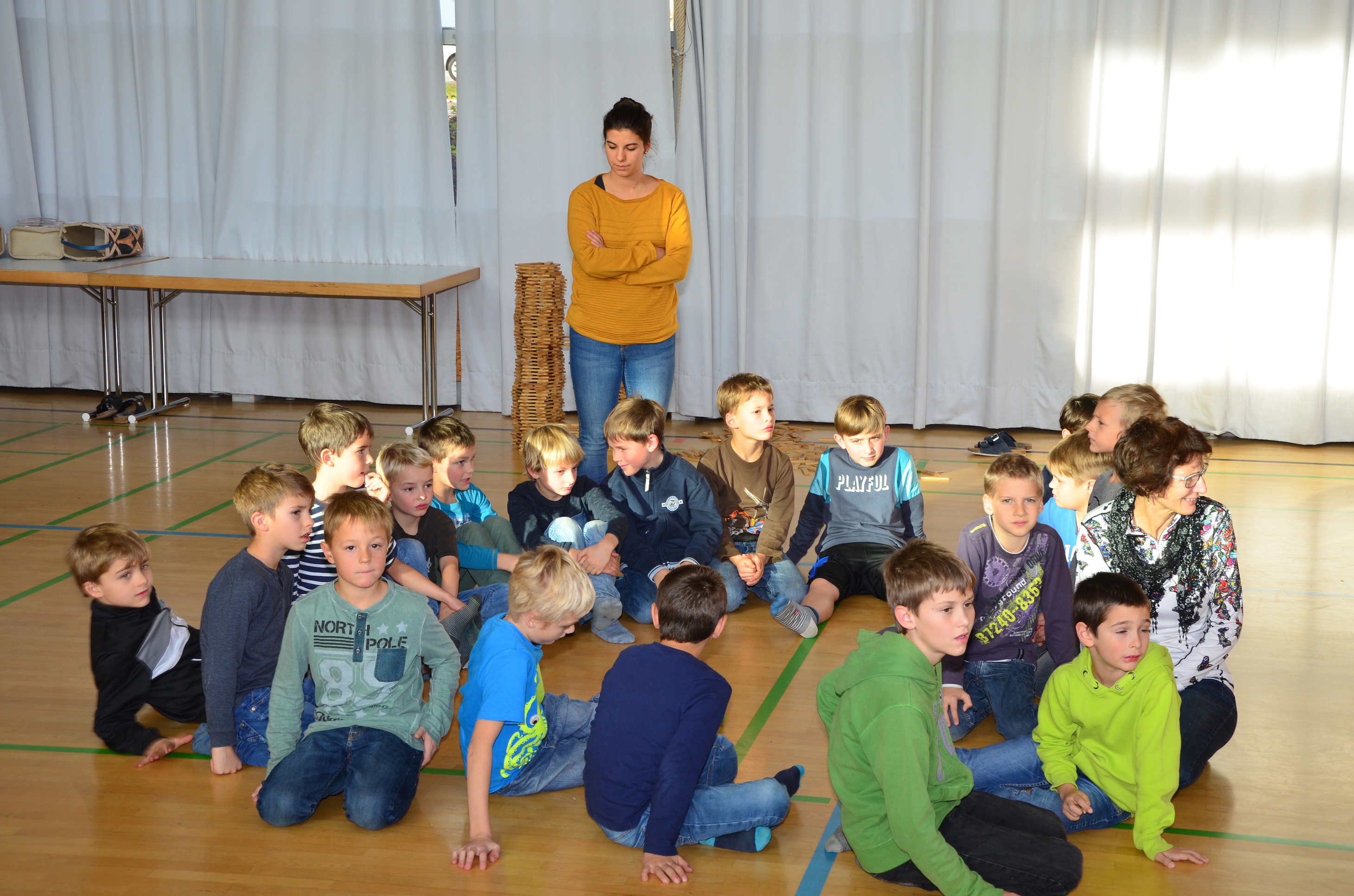 Kinder spielen mit H. Fluri  14.JPG