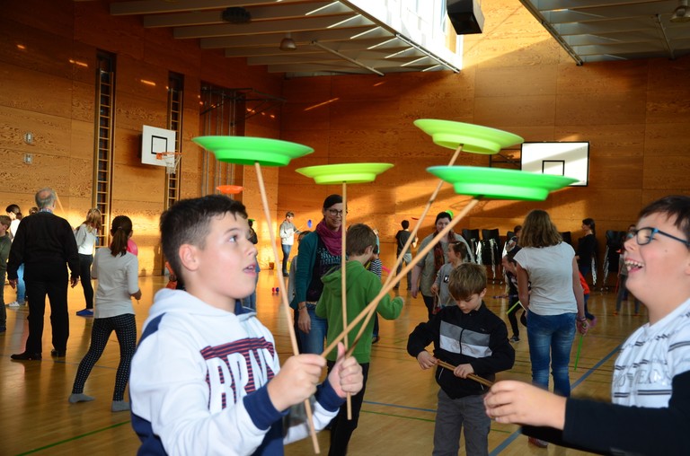 Kinder spielen mit H. Fluri  15.JPG