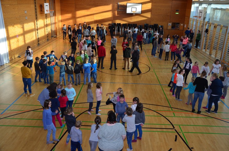 Kinder spielen mit H. Fluri  16.JPG
