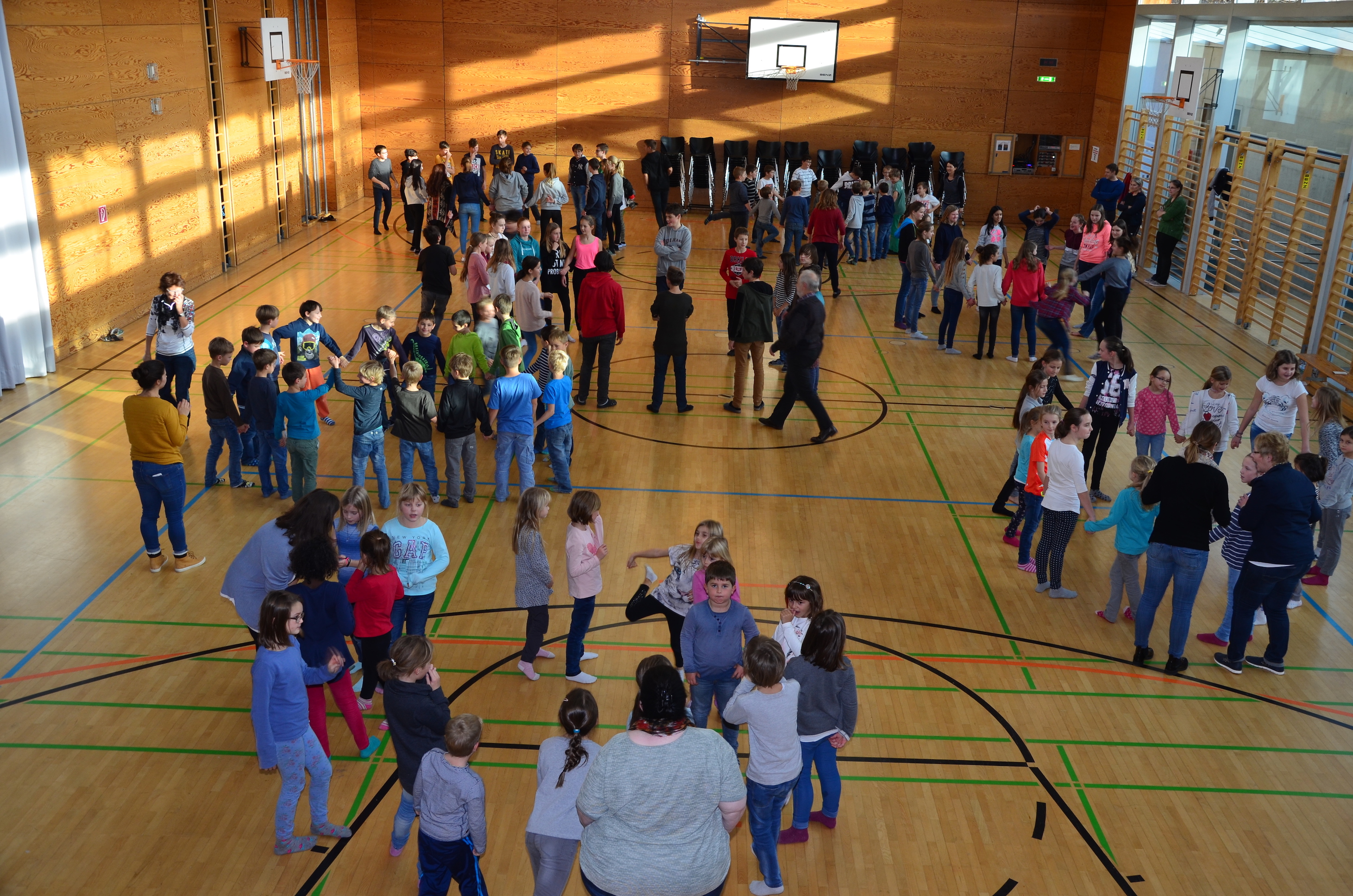 Kinder spielen mit H. Fluri  16.JPG