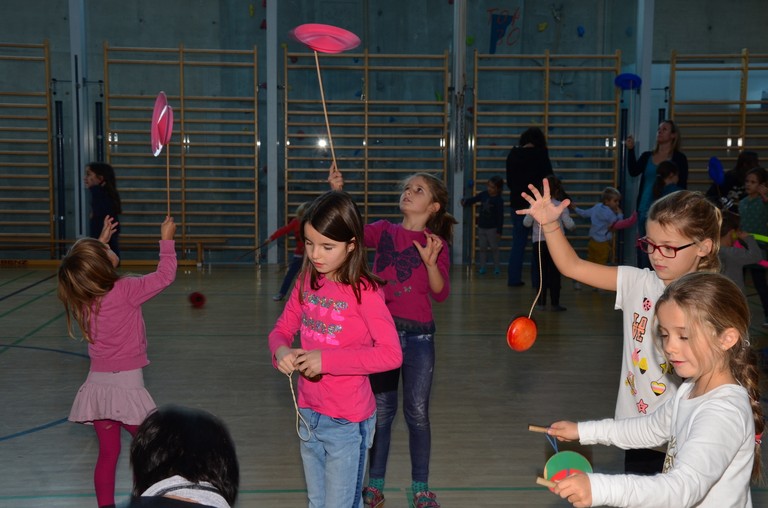 Kinder spielen mit H. Fluri  2.JPG