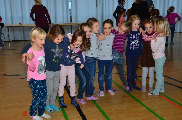 Kinder spielen mit H. Fluri  4.JPG