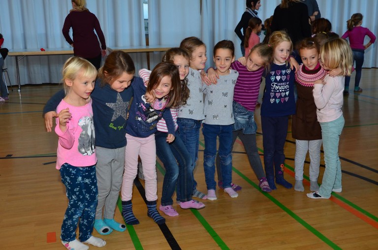 Kinder spielen mit H. Fluri  4 (Copy).JPG
