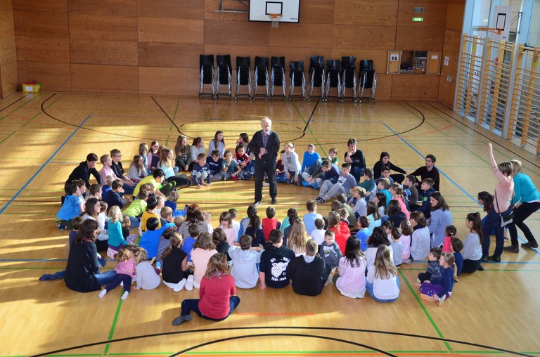 Kinder spielen mit H. Fluri  7.JPG