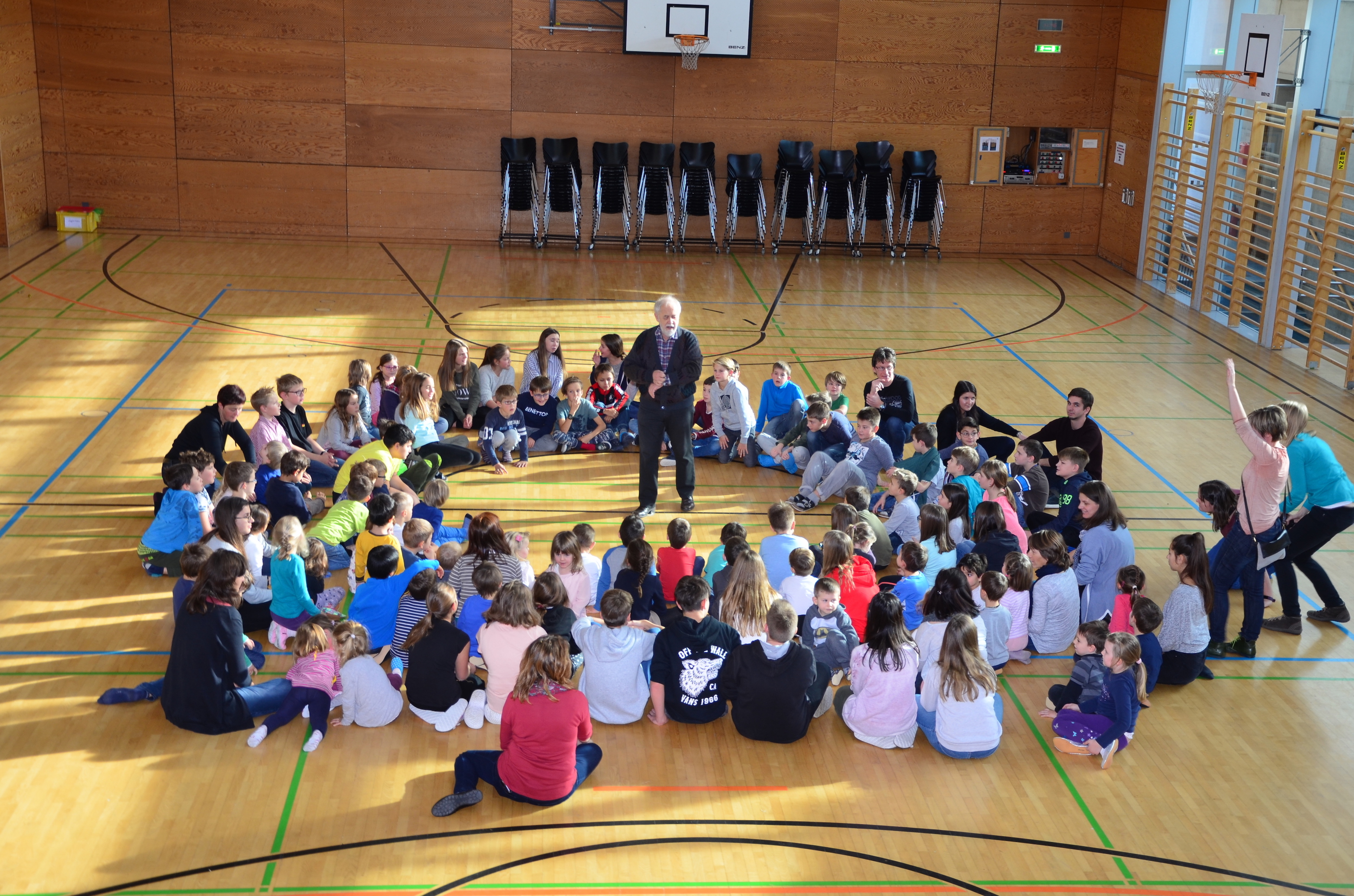 Kinder spielen mit H. Fluri  7.JPG