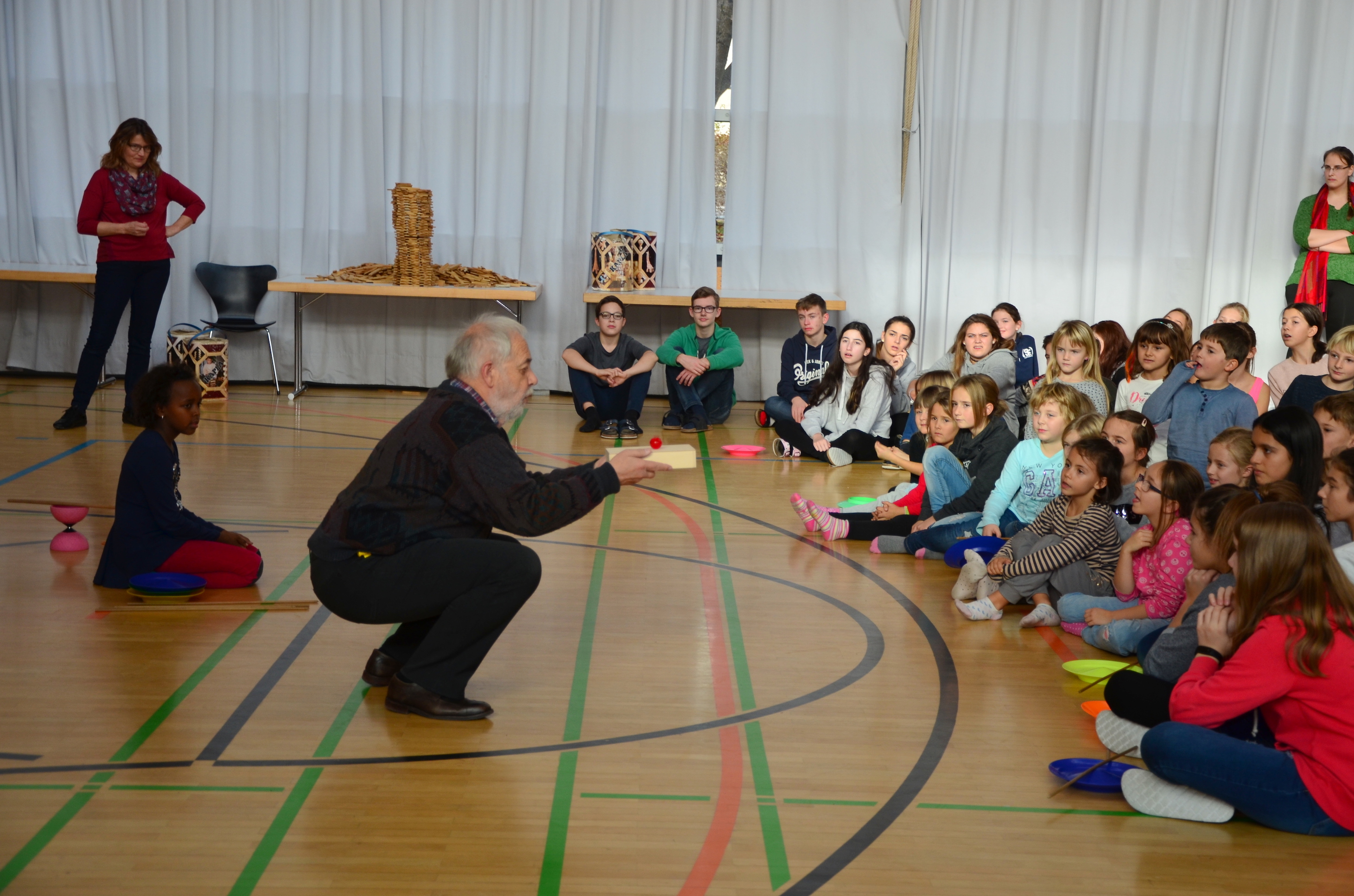 Kinder spielen mit H. Fluri  8.JPG