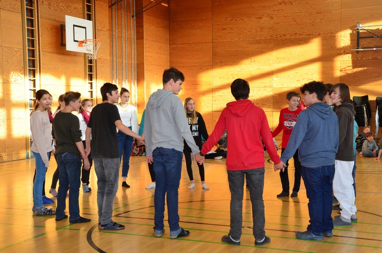 Kinder spielen mit H. Fluri  9.JPG